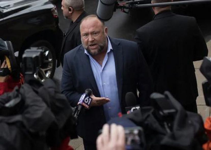 散播校园枪击案谣言　美国一主持人被判赔近10亿美元