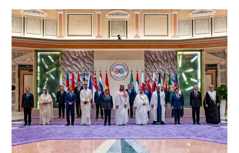 首相安华(前排左一)与出席东盟与海湾阿拉伯国家合作委员会峰会的各国领袖合影(取自安华脸书)。