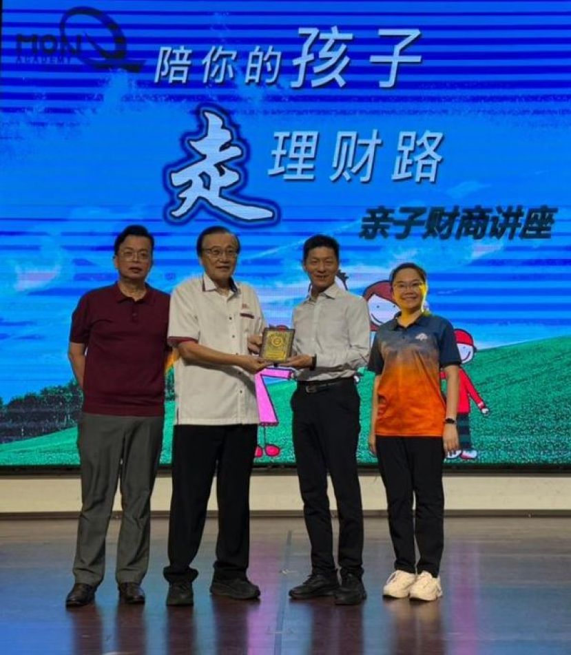 三小校董会副主席郑文发（左二）赠送纪念品予讲师黄凯顺时影。左为三小校长黄玉想；由为五小校长郑茗月。