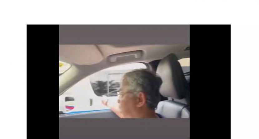 国家元首苏丹阿都拉放缓车速，让路给救护车。