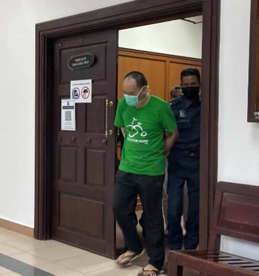 贩卖毒品罪成而面对绞刑判决的陈某，被押离法庭时摄。