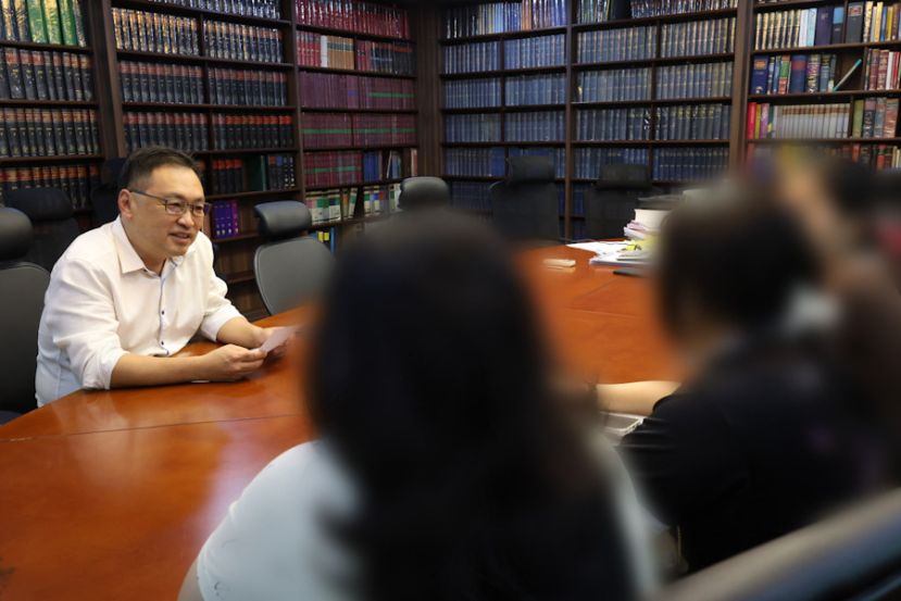 在籍女大学生（中）在姐妹友人的陪同下，向砂行动党国州议员张健仁求助，并咨询其法律意见及盼获得解决方案。