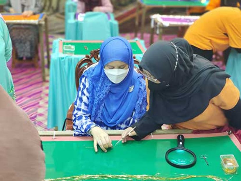 ●沙巴州元首后杜潘拿督斯里诺丽达体验马来传统金线刺绣。