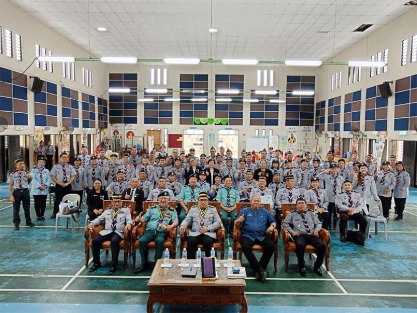 全体授勋童军领袖大合照，坐者左起梅托迪尔、林文明、拿督莫哈末沙菲、本西吨盾及威利斯。