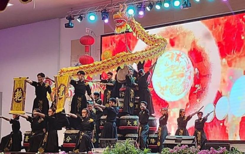 古晋中华第三中学在进行廿四节令鼓比赛时摄。