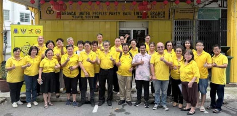 薛华东（前排左6）的东哥团队长期来皆积极为社区人民服务。
