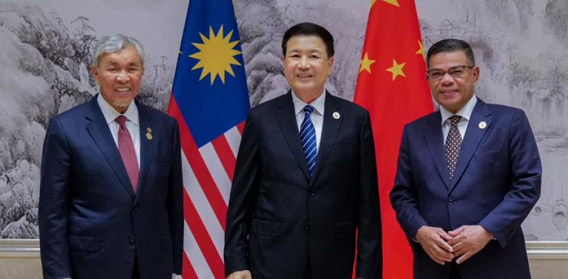 副首相阿末扎希(左)与公安部部长王小洪(中)合影,右为内政部长赛弗夫丁。