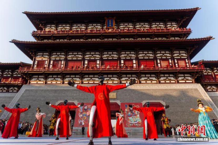 身着汉服的机器人亮相河南洛阳隋唐洛阳城，与景区演员进行互动表演。