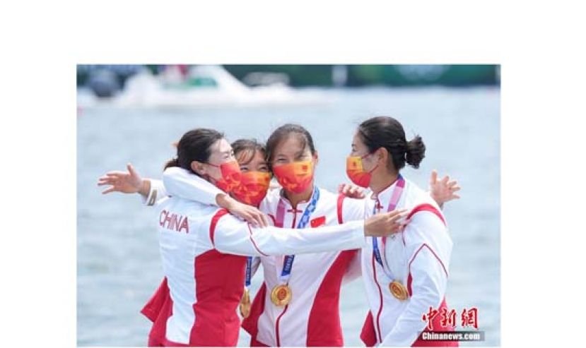 当地时间7月28日，在东京奥运会赛艇项目女子四人双桨决赛中，由陈云霞、张灵、吕扬、崔晓桐(图从左至右)组成的中国队用时6分05秒13第一个划过终点，摘金的同时刷新世界最好成绩。