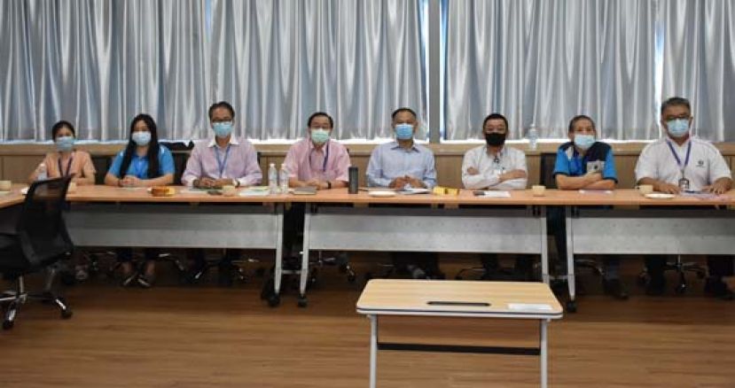 一中学校长叶宗元（左三）、古晋中中校董会主席拿督黄良杰（右三）摄于一、三、四中校长联合全面复课的新闻发布会。