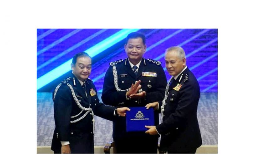在全国总警长丹斯里阿都哈密（中）见证下，拿督玛兹兰（左）将副总警长职权移交给拿督斯里阿克里沙尼（右）。
