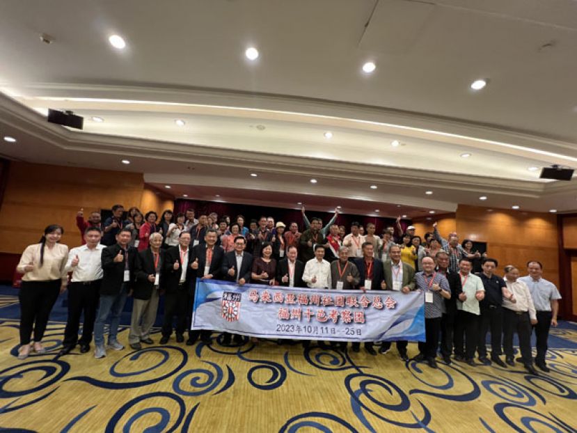 马来西亚福州社团联合总会为期15天福州十邑考察团一行52人，与现任福建省委统战部副部长兼任福建省人民政府侨务办公室主任肖华鑫（前左10）等人合影。