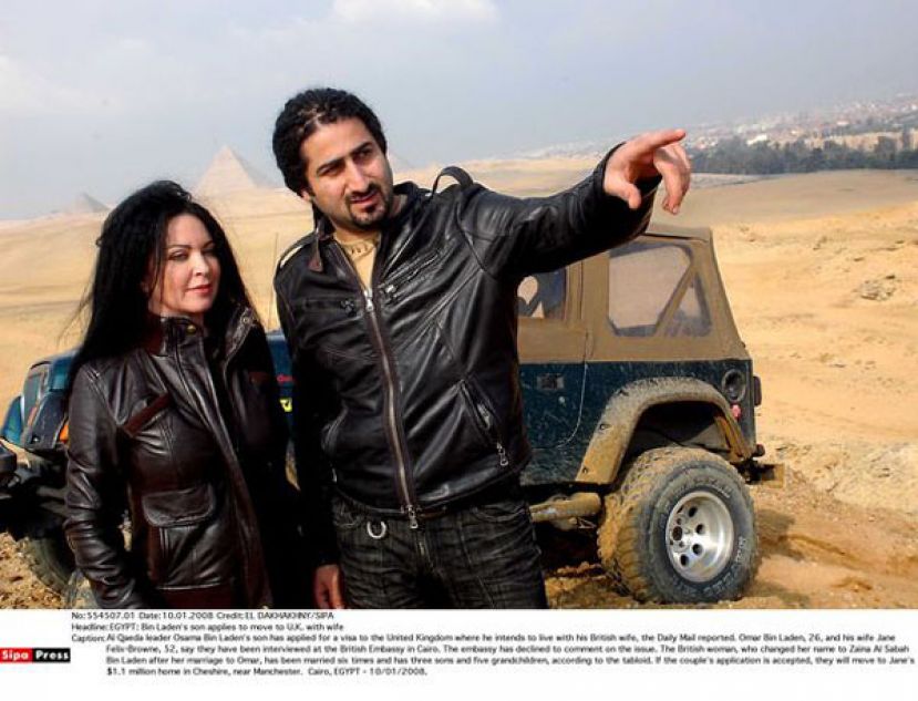 2008年，奥沙玛26岁的儿子奥玛尔与他52岁的妻子决定搬到英国同居。