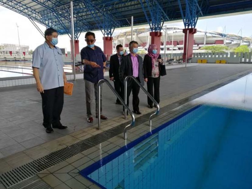 拿督阿都卡林（左二）、助理部长拿督史诺丹拉（左三）及砂体育理事会首席执行员王光瑞（左一）等人巡视潘德蕾拉水上运动中心游池。