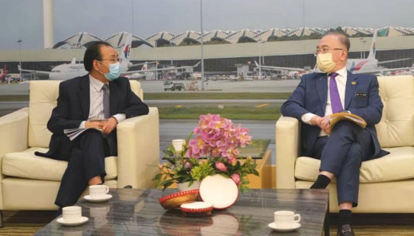 魏家祥（右）与欧阳玉靖会面，讨论马中两国所关注的重要议题。