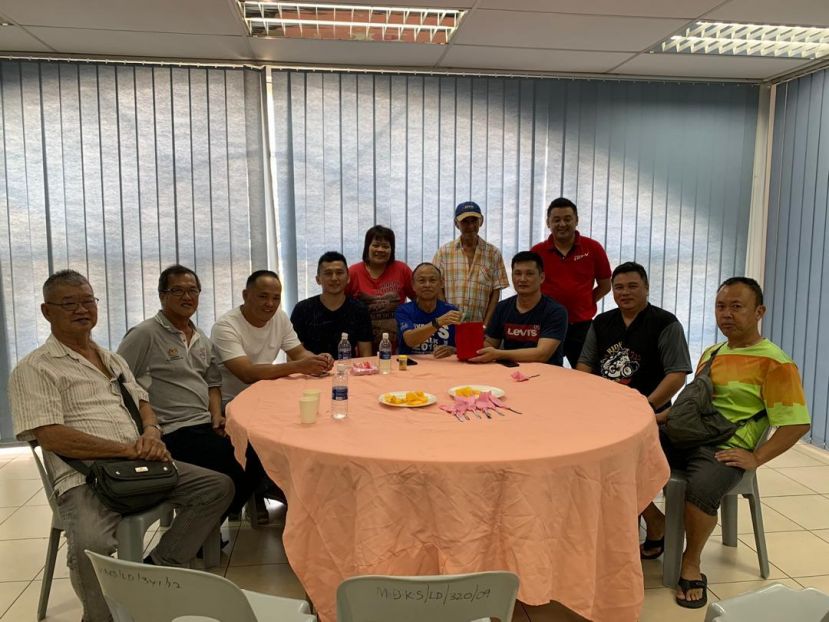 南市市长拿督曾长青（坐者左五）捐款给实都东社区市场委员会，作为筹备盂兰盆会的开销用途，坐者左六为实都东社区市场委员会主席陈春雄。