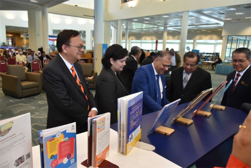 嘉宾们在砂拉越图书馆在2楼书库&ldquo;法国角落阅览法国书刊。