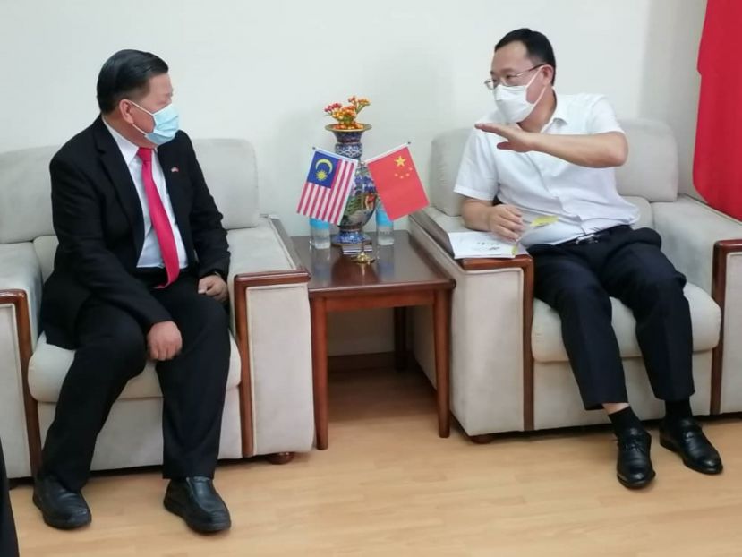  中国驻古晋总领事邢伟平（右）受砂医总会长江宗兴礼貌拜会交流。