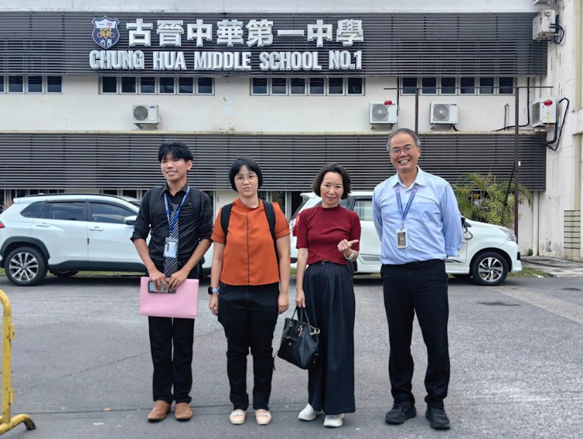 古晋一中李志鹏校长（右一）与前来参与交流的泗里奎民立中学教师合影留念。左起为何铭智老师、王秀清老师与廖友妮老师。