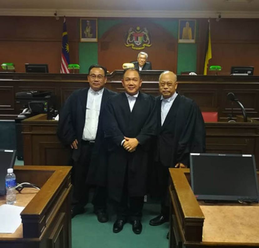 黄亚历（中）在取得执业律师执照后，在法官拿督阿查哈里的面前和许思齐（右），及萧进辉律师(左)合照。