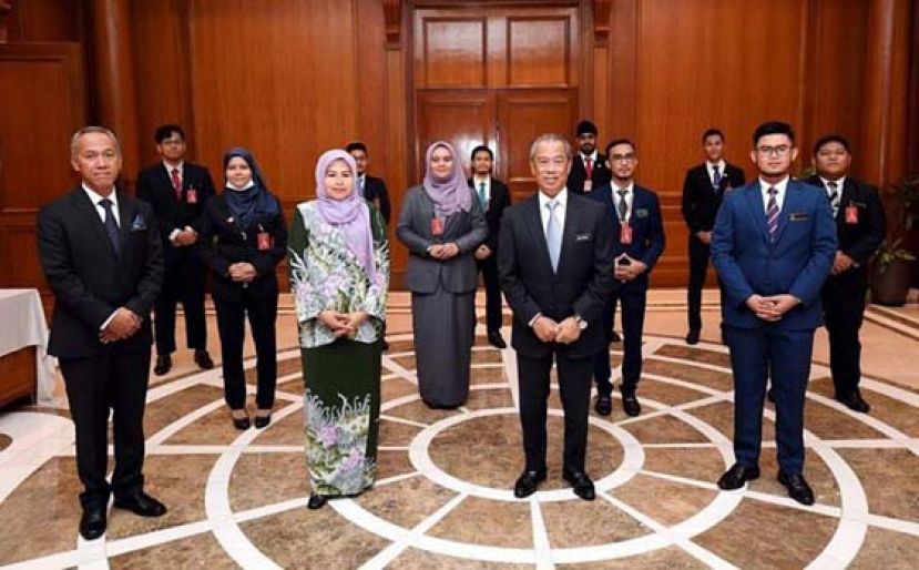 首相慕尤丁（右二）与全国学生咨询理事会代表合影。左一是高教部长拿督诺莱妮。（图片取自慕尤丁脸书）