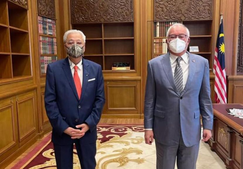 纳吉（右）拜会首相拿督斯里依斯迈，两人针对国家课题会谈一个小时。  