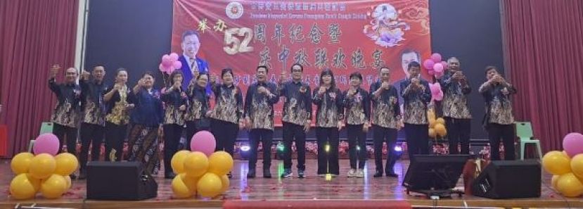 古晋实旦宾徙置区居民联谊会全体理事向宾客敬酒时影。