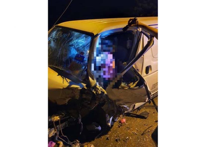 客货车的车头严重凹陷。