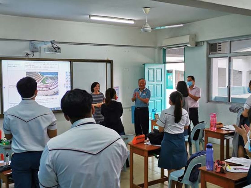 刘久健到美里廉中了解复课情况。