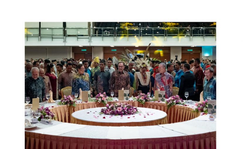 首相安华出席砂州政府所设的州宴，左起为砂州议长阿斯菲雅、阿邦佐哈里、安华、法迪拉、沈桂贤。