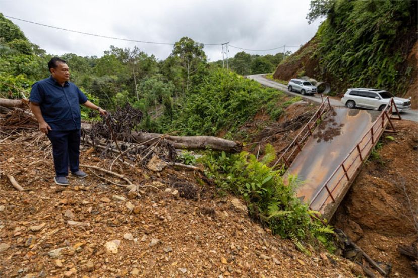 工程部长拿督斯里亚历山大南达林奇（左）巡视加帛双溪勇南迦蒂萨坍塌的大桥。