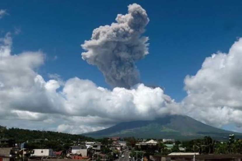 菲马荣火山喷发，警戒级别上调。
