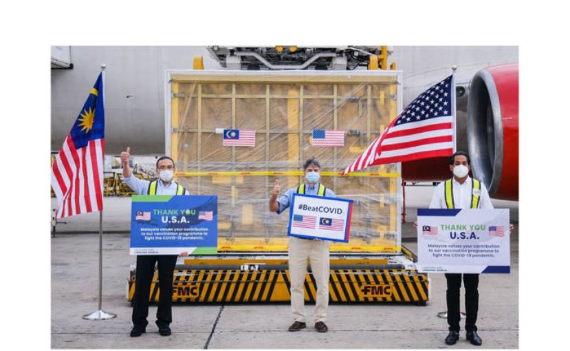 美国驻马大使麦菲特(中)将疫苗移交给大马政府。左为外交部长希山慕丁和凯里(右)。(图片取自希山推特)