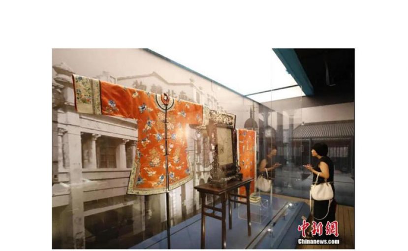 观众参观广绣展览。
