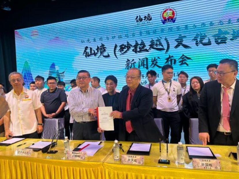 古晋福建公会会长拿督黄良杰（前左二）与仙境古城主席许天成（前右二）签署合作谅解备忘录。