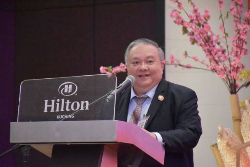 砂拉越-中国友好协会会长拿督黄国忠致词时摄。