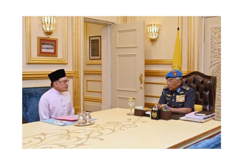 首相安华（左）向国家元首汇报内阁会议事务。（取自王宫脸书）