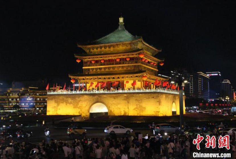 夜幕下的西安钟楼游人如织。