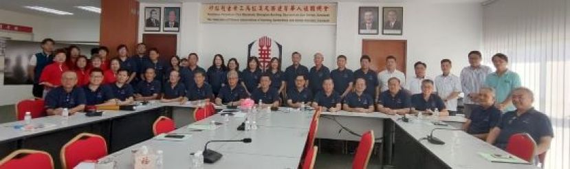砂华总会长兼全国华人文化节大会主席黄良杰 （中）主持筹备会会议后召开新闻发布会。前排左起为秘书处甲必丹李允章、筹备会副主席范宏祥、工委会主席许信隆、财政拿督余志豪、副主席刘锦虎、秘书长林亚德及筹备会主席黄敬鸿；右起为总协调何晋兴、宣传组组长高伟宁、副主席甲必丹叶忍福、副主席甲必丹陈昭良、副主席陈志辉、副主席刘仁祥及副主席拿督吴标生。 