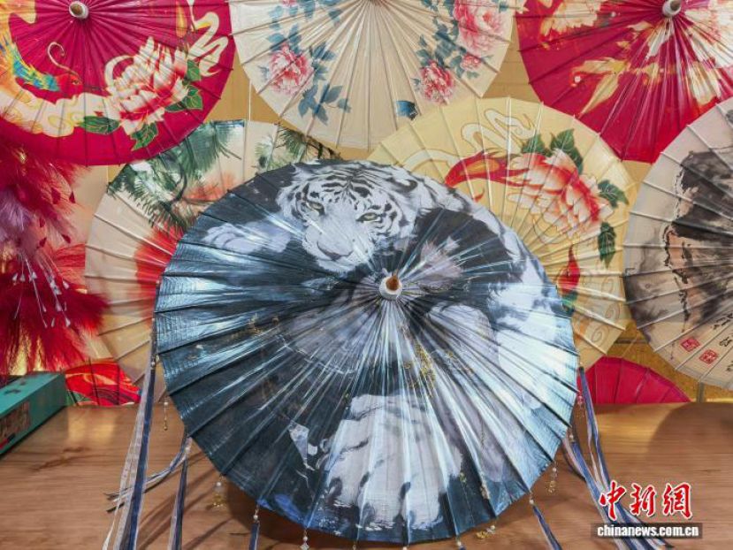 湖南省湘潭县石鼓镇某工厂车间生产的油纸伞。