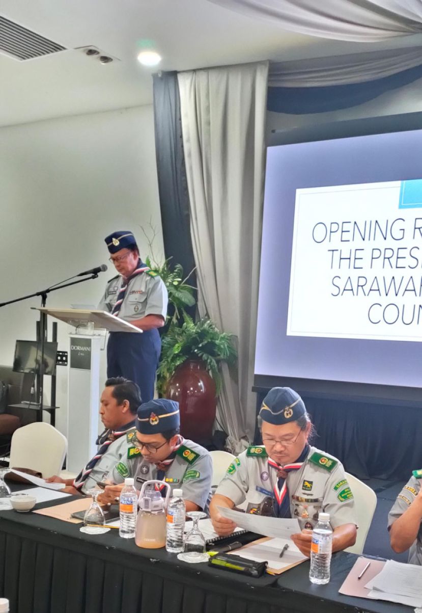 威廉玛旺于砂拉越童军理事会年度大会上发表演说。右起李增泉、哈芝凯鲁安华沙扎礼及阿旺马哈迪尔。