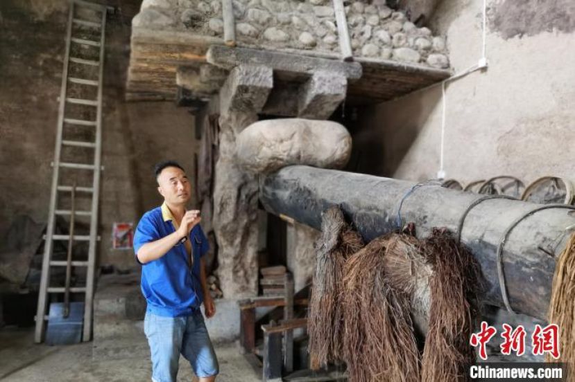 西安百年老油坊负责人高飞正在讲解“古法榨油”。