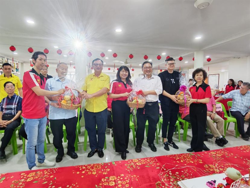  4、青年团团长杨咏诒（左1）及钟名宝（左2）、主席罗绍凤（右4）及筹委会主席罗秀燕（右1）分别赠送水果礼篮给俞利文（右2）张建仁（右3）及罗克强（左3）。