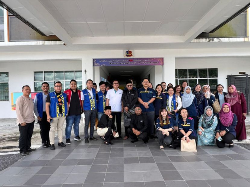 UiTM与古晋中央扶轮社成员与校放代表合照。