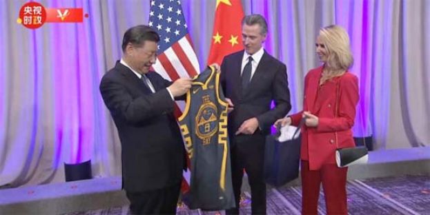 加州州长赠球衣     习近平：穿了会变神勇吗？