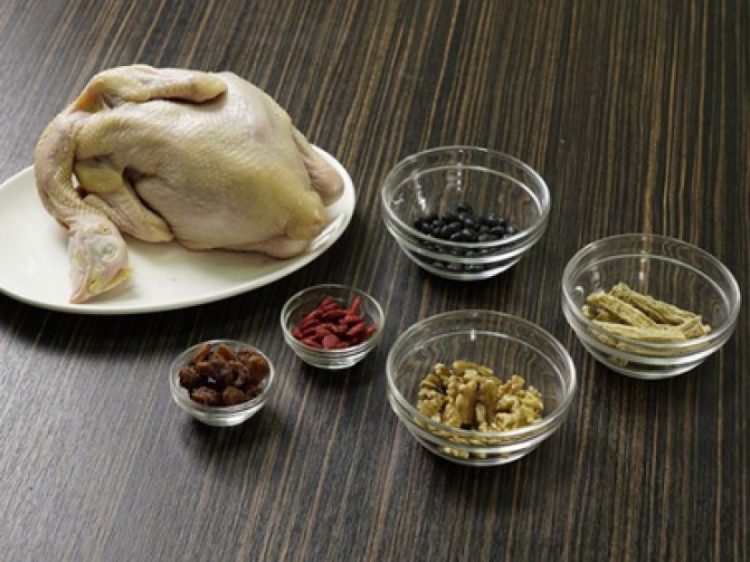 中医师教简易煲汤防脱发 喝黑豆茶可以生发