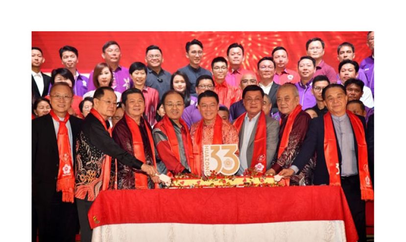 倪可敏与一众嘉宾和华总领袖共切33周年纪念蛋糕。