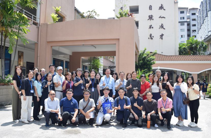 石角民立中学教职员与循人中学行政团队合影。