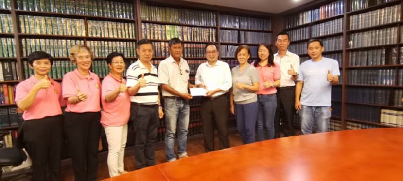 砂拉越陇西公会65周年《五福联庆》晚宴筹委会主席李剑敏(左五) 代表移交邀请函给主宾张健仁国州议员（左六）、左一起为妇女组理事李少菁、妇女组文教李朝香、秘书彭国良。右一起为青年团李俐荪、青年团长李秉翰、妇女组主任李思玲及文教主任李锦芳。