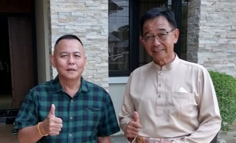 甲必丹林传政（左）向砂旅游、创意产业及表演艺术部部长拿督斯里阿都卡林庆贺开斋节。